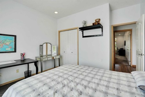 6 Discovery Woods Villas Sw, Calgary, AB - Indoor Photo Showing Bedroom