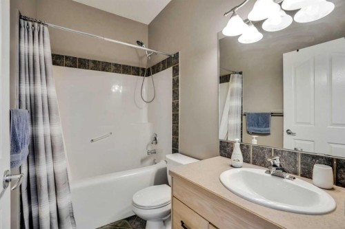 6 Discovery Woods Villas Sw, Calgary, AB - Indoor Photo Showing Bathroom