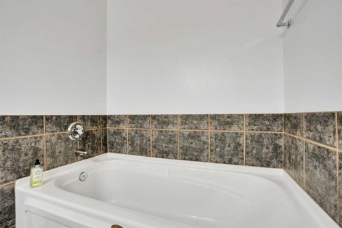 6 Discovery Woods Villas Sw, Calgary, AB - Indoor Photo Showing Bathroom