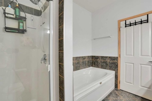 6 Discovery Woods Villas Sw, Calgary, AB - Indoor Photo Showing Bathroom