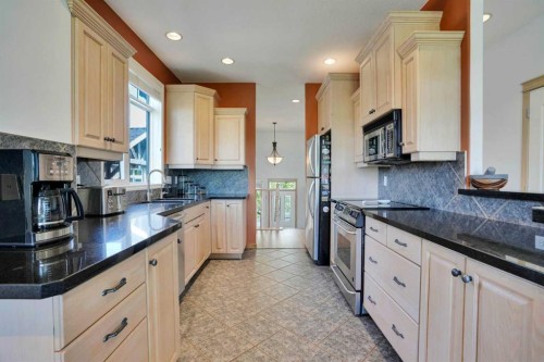 6 Discovery Woods Villas Sw, Calgary, AB - Indoor Photo Showing Kitchen With Upgraded Kitchen