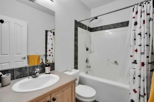 6 Discovery Woods Villas Sw, Calgary, AB - Indoor Photo Showing Bathroom