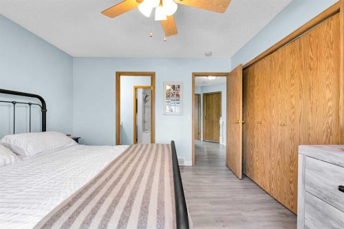 159 Hidden Way Nw, Calgary, AB - Indoor Photo Showing Bedroom
