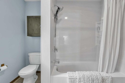 159 Hidden Way Nw, Calgary, AB - Indoor Photo Showing Bathroom