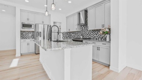 34 Lucas Terrace Nw, Calgary, AB - Indoor Photo Showing Kitchen With Upgraded Kitchen