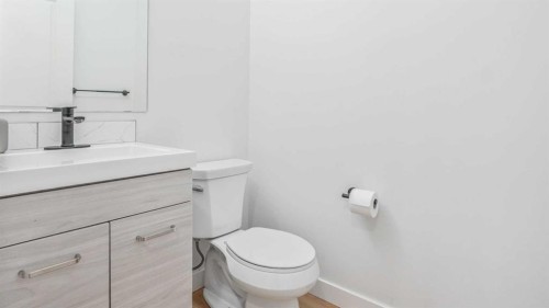 34 Lucas Terrace Nw, Calgary, AB - Indoor Photo Showing Bathroom
