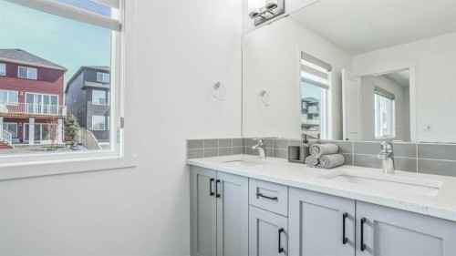 34 Lucas Terrace Nw, Calgary, AB - Indoor Photo Showing Bathroom