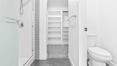 34 Lucas Terrace Nw, Calgary, AB - Indoor Photo Showing Bathroom
