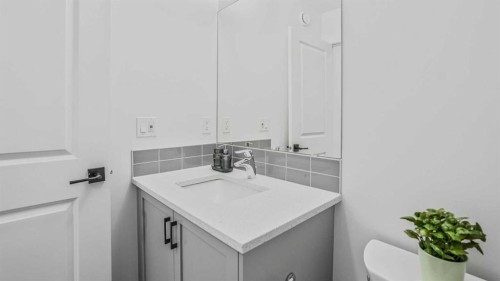 34 Lucas Terrace Nw, Calgary, AB - Indoor Photo Showing Bathroom