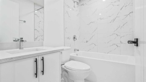 34 Lucas Terrace Nw, Calgary, AB - Indoor Photo Showing Bathroom