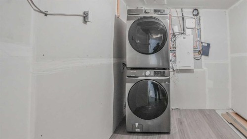 34 Lucas Terrace Nw, Calgary, AB - Indoor Photo Showing Laundry Room