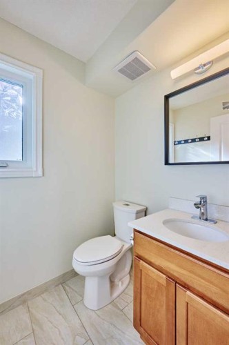 252 Edgebank Circle Nw, Calgary, AB - Indoor Photo Showing Bathroom