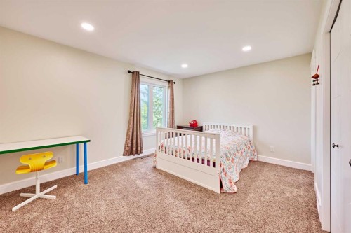 252 Edgebank Circle Nw, Calgary, AB - Indoor Photo Showing Bedroom