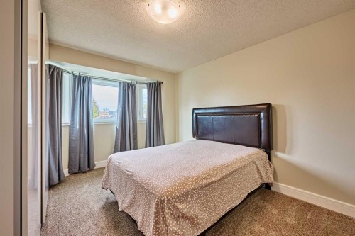 252 Edgebank Circle Nw, Calgary, AB - Indoor Photo Showing Bedroom