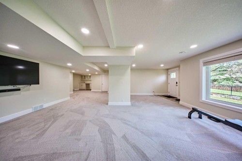 252 Edgebank Circle Nw, Calgary, AB - Indoor Photo Showing Other Room