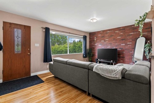 616 34 Avenue Ne, Calgary, AB - Indoor Photo Showing Living Room