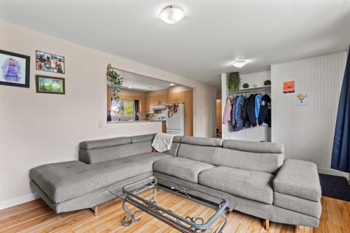 616 34 Avenue Ne, Calgary, AB - Indoor Photo Showing Living Room