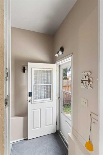 616 34 Avenue Ne, Calgary, AB - Indoor Photo Showing Other Room