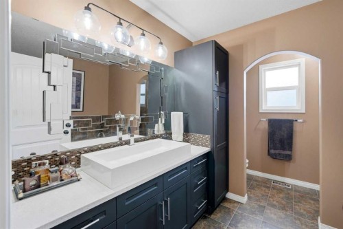 164 Hillcrest Boulevard, Strathmore, AB - Indoor Photo Showing Bathroom
