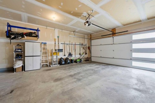 164 Hillcrest Boulevard, Strathmore, AB - Indoor Photo Showing Garage