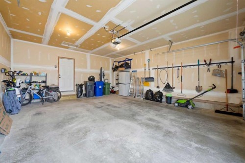 164 Hillcrest Boulevard, Strathmore, AB - Indoor Photo Showing Garage