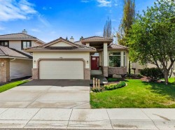 125 Woodpark Close SW Calgary, AB T2W 6H1
