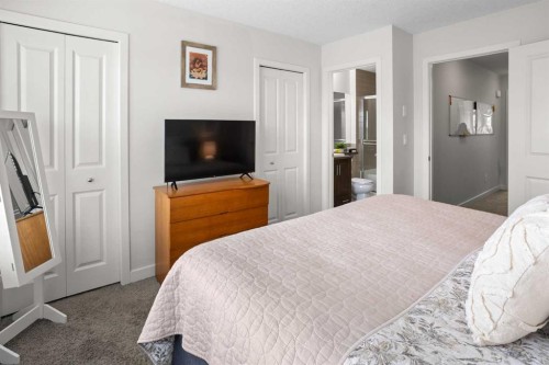 8 Sherwood Row Nw, Calgary, AB - Indoor Photo Showing Bedroom