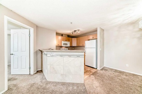 1220-10 Prestwick Bay Se, Calgary, AB - Indoor Photo Showing Kitchen