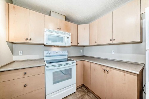 1220-10 Prestwick Bay Se, Calgary, AB - Indoor Photo Showing Kitchen
