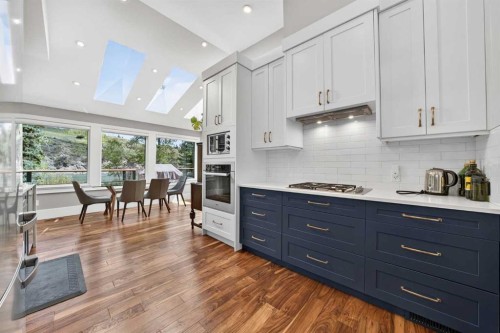 7136 Bow Crescent Nw, Calgary, AB - Indoor Photo Showing Kitchen With Upgraded Kitchen