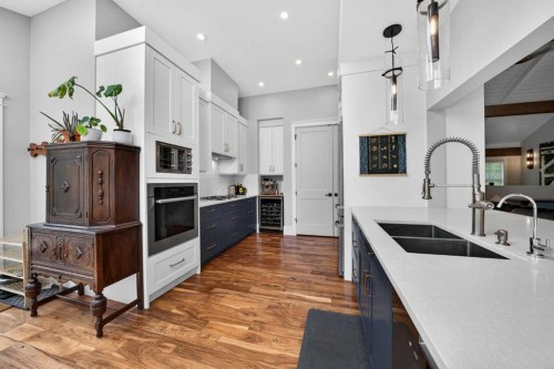 7136 Bow Crescent Nw, Calgary, AB - Indoor Photo Showing Kitchen With Double Sink With Upgraded Kitchen
