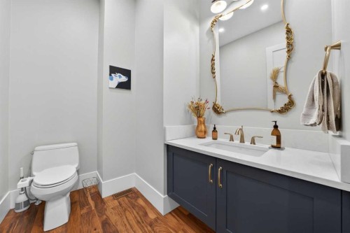 7136 Bow Crescent Nw, Calgary, AB - Indoor Photo Showing Bathroom