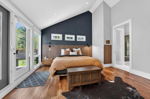 7136 Bow Crescent Nw, Calgary, AB - Indoor Photo Showing Bedroom