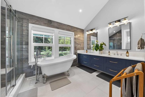 7136 Bow Crescent Nw, Calgary, AB - Indoor Photo Showing Bathroom