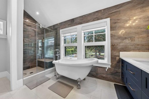 7136 Bow Crescent Nw, Calgary, AB - Indoor Photo Showing Bathroom