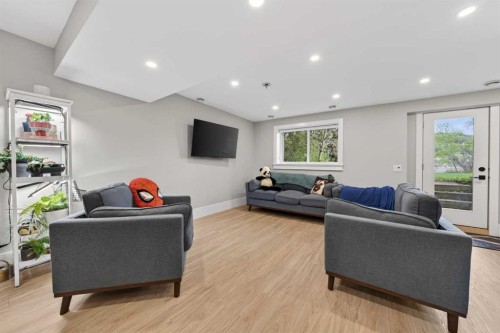 7136 Bow Crescent Nw, Calgary, AB - Indoor Photo Showing Living Room