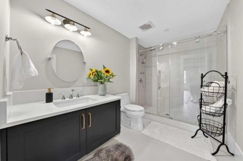 7136 Bow Crescent Nw, Calgary, AB - Indoor Photo Showing Bathroom