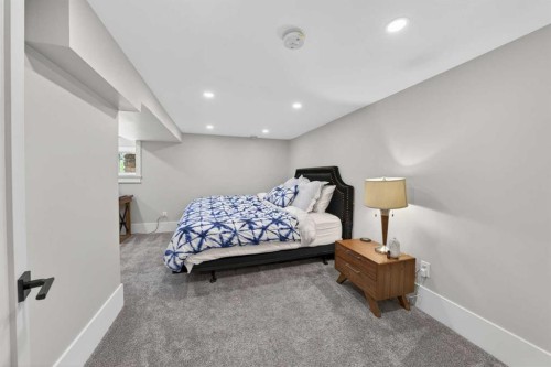 7136 Bow Crescent Nw, Calgary, AB - Indoor Photo Showing Bedroom