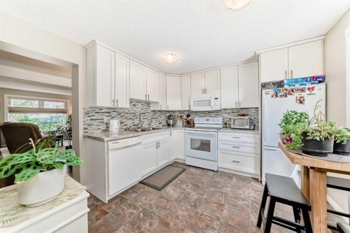 48 Millcrest Way Sw, Calgary, AB - Indoor Photo Showing Kitchen