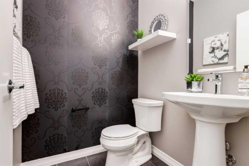 33 Evansglen Drive Nw, Calgary, AB - Indoor Photo Showing Bathroom