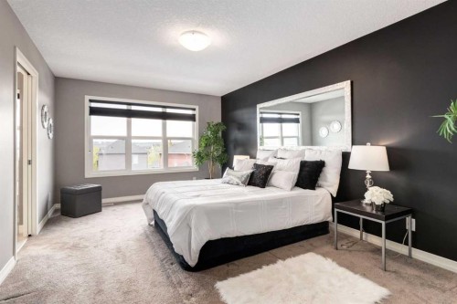 33 Evansglen Drive Nw, Calgary, AB - Indoor Photo Showing Bedroom