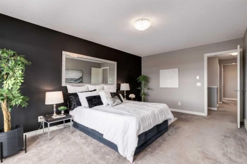 33 Evansglen Drive Nw, Calgary, AB - Indoor Photo Showing Bedroom