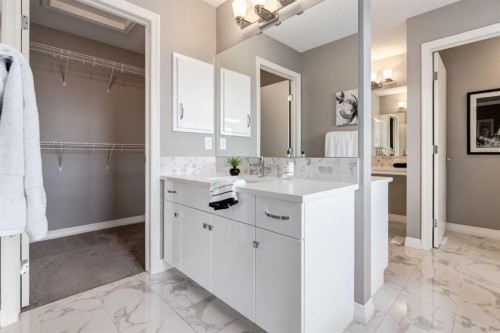 33 Evansglen Drive Nw, Calgary, AB - Indoor Photo Showing Bathroom