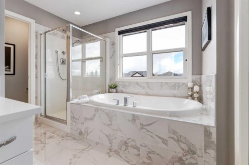 33 Evansglen Drive Nw, Calgary, AB - Indoor Photo Showing Bathroom