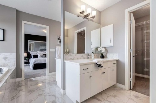 33 Evansglen Drive Nw, Calgary, AB - Indoor Photo Showing Bathroom