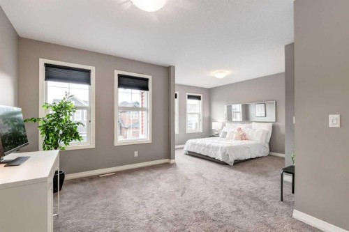 33 Evansglen Drive Nw, Calgary, AB - Indoor Photo Showing Bedroom