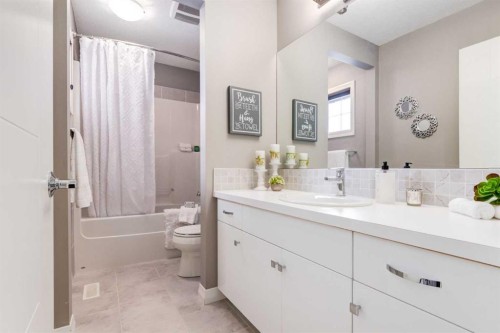 33 Evansglen Drive Nw, Calgary, AB - Indoor Photo Showing Bathroom