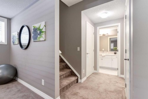 33 Evansglen Drive Nw, Calgary, AB - Indoor Photo Showing Other Room