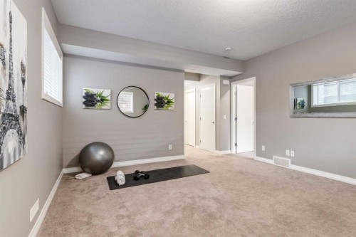 33 Evansglen Drive Nw, Calgary, AB - Indoor Photo Showing Other Room