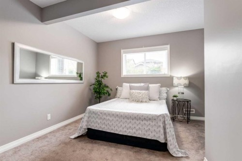 33 Evansglen Drive Nw, Calgary, AB - Indoor Photo Showing Bedroom